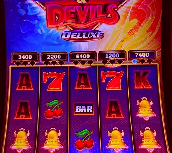 Queen of Diamonds slot machine