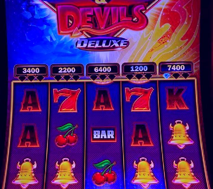 Queens and Diamonds slot machine