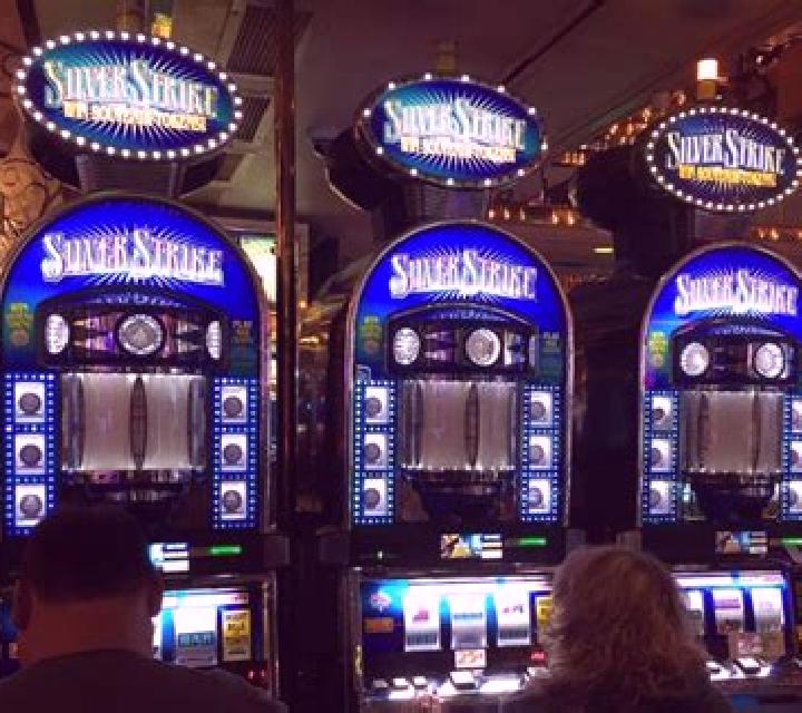 Queen s Bow slot machine