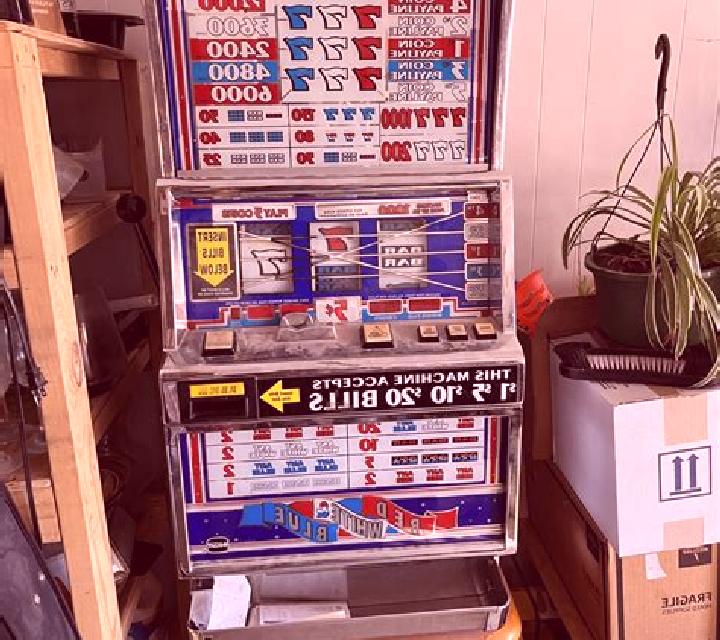 Red (GMW) slot machine