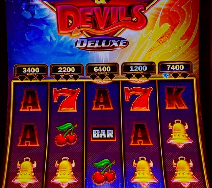 Reel Diamonds slot game