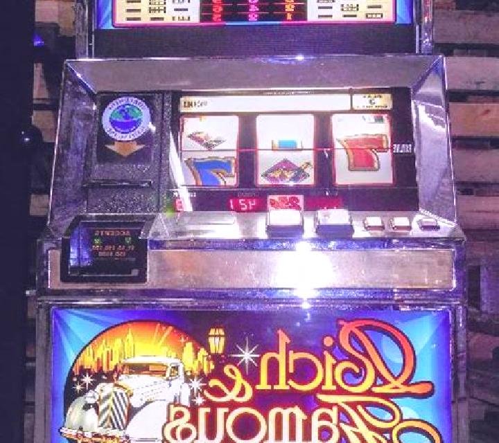 Rich and Famous slot machine