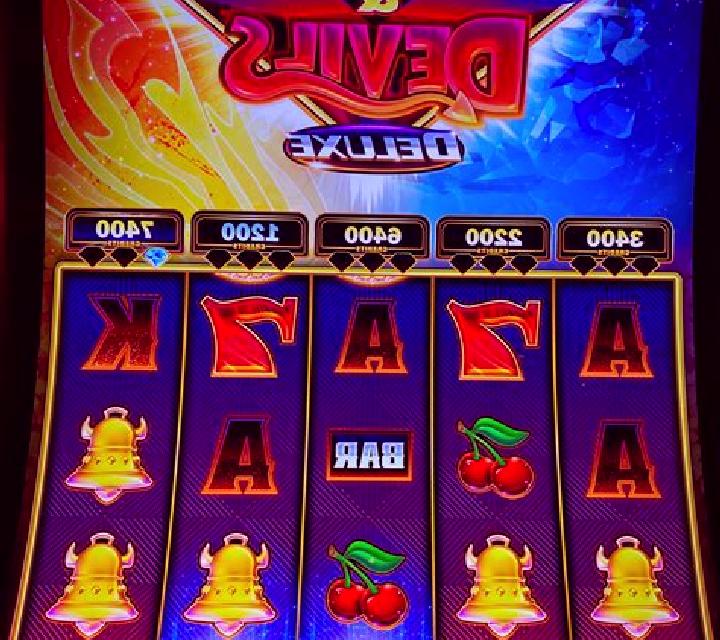 Rolling Diamonds slot machine