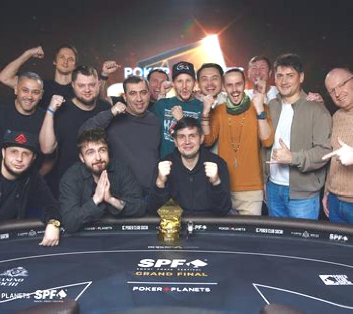 Russian Poker (Betsoft) online slot