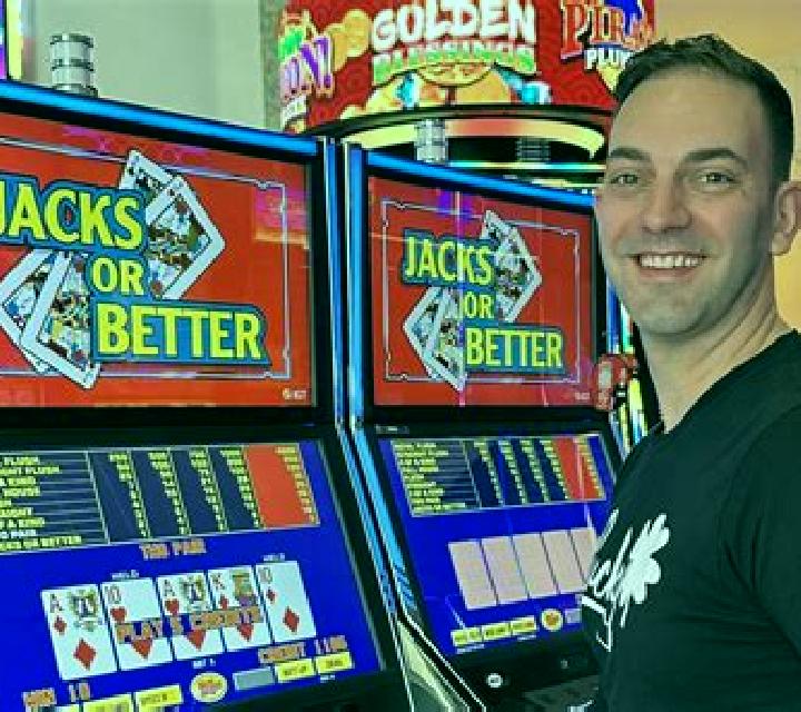 Russian Poker (Betsoft) slot machine