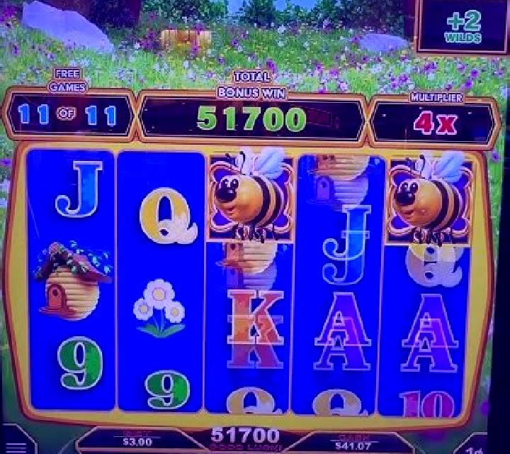 Santa Bumble Bee slot game
