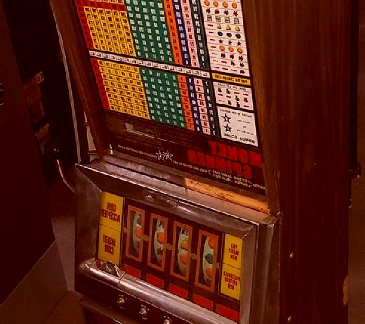 Spinner slot machine