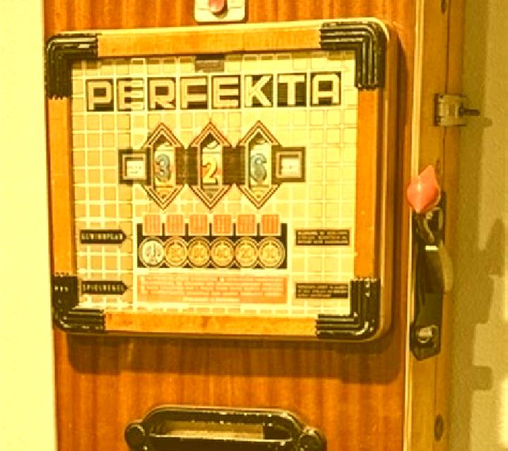 Spinning 60s slot machine