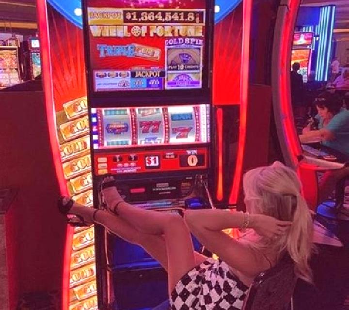 Spoil Her slot machine