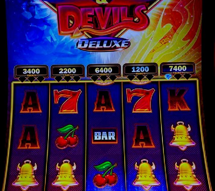 Super Lucky Cards Deluxe slot machine