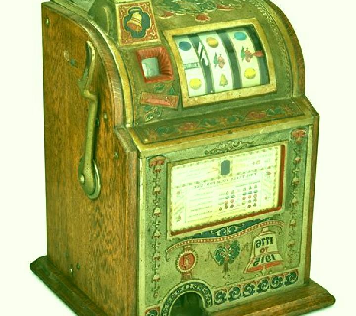 Synchro slot machine