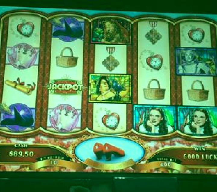 THE WIZARD OF OZ Ruby Slippers slot machine