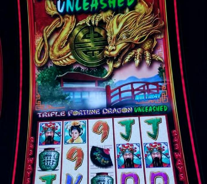 Triple Dragon (Platipus) slot machine