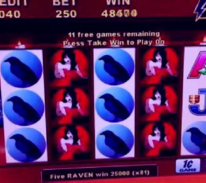 Triple Raven slot machine