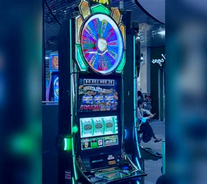 Wheel of Fortune Elegant Emeralds slot machine