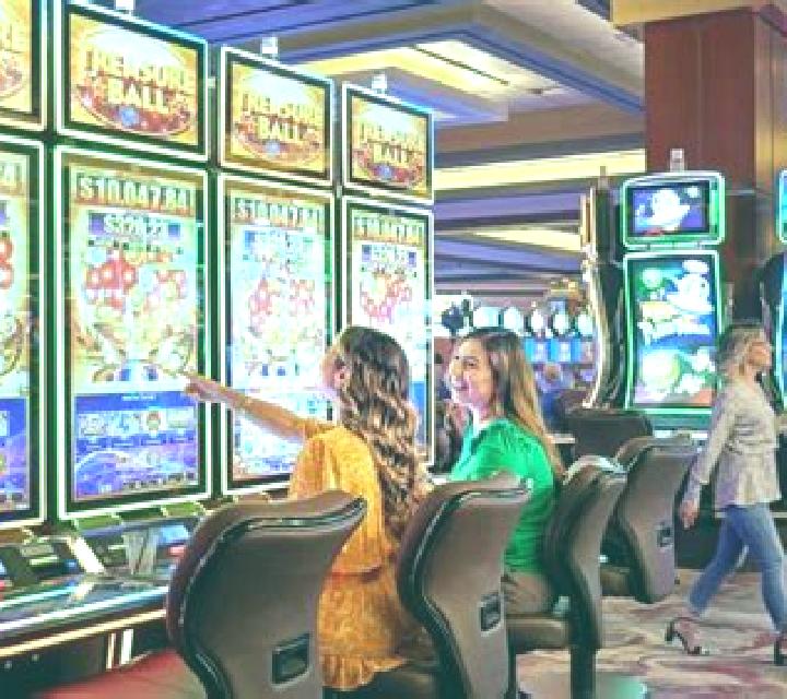 Winning Clover 5 Hold & Win slot machine