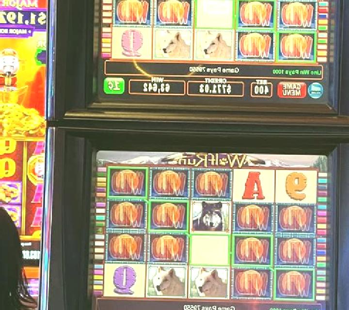 Wolf on Win Street slot machine